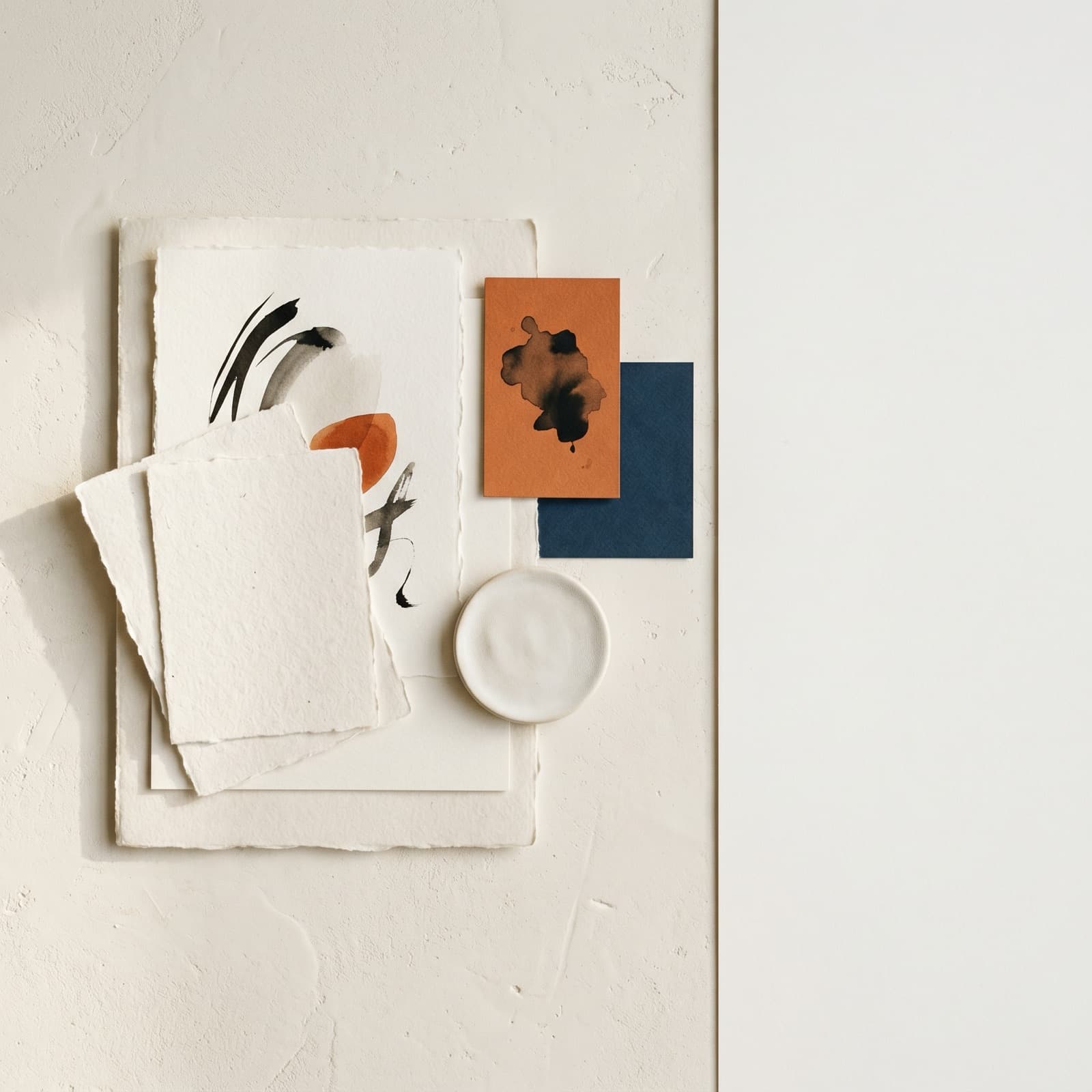 Redaktionelt flat lay af mærkede kort på en varm offwhite nordisk overflade, der antyder schema markup, som AI search kan læse.