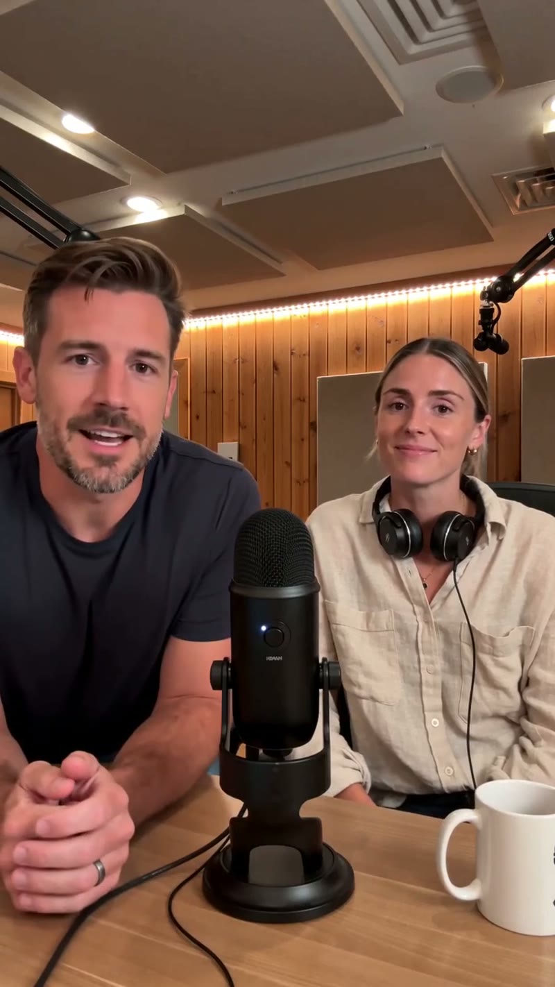 AI avatar presenter in studio podcast scene. 9:16 vertical ad creative