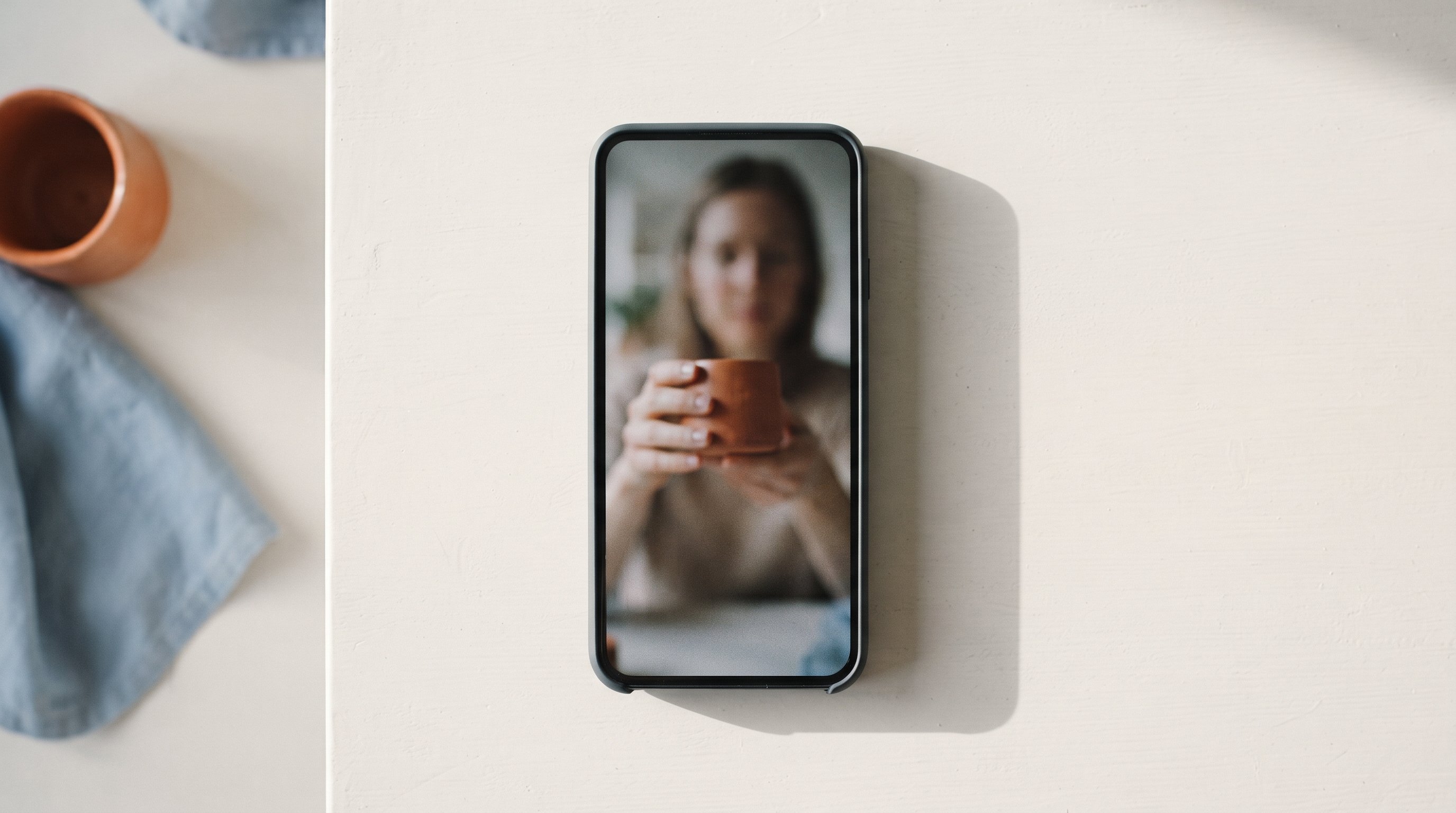 Vertikal telefonframe-mockup, der viser et UGC-stil kreator-annoncehook filmet til TikTok- og Reels-placering