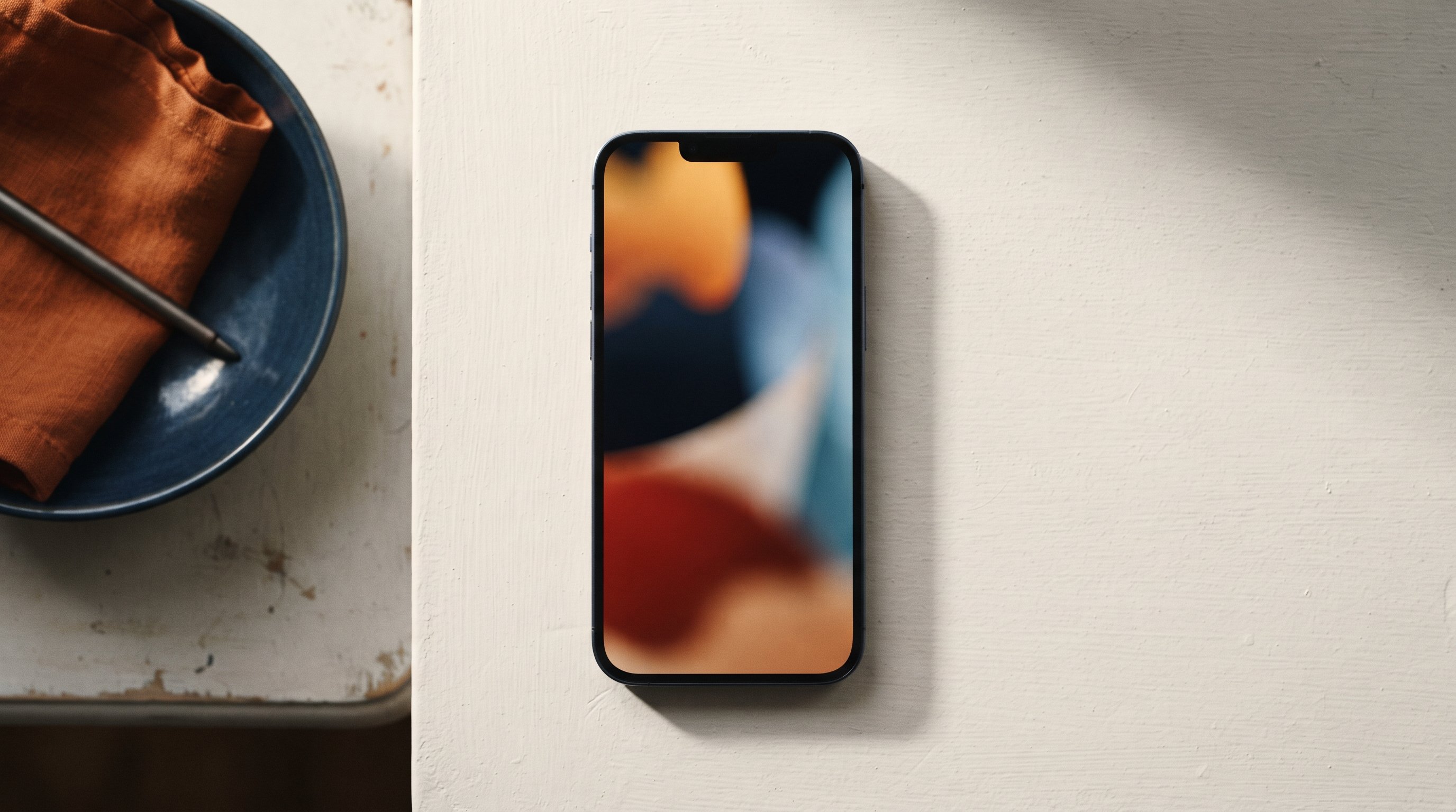 Vertikal telefonframe-mockup, der viser et produktnaerbillede-heroskud med stark ambientbelysning til Meta Feed-placering